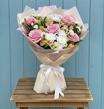 Букет цветов из:  Гвоздики, Орхидеи и Розы в Шемордан