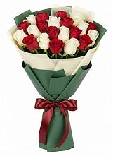 Букет Микс из красных и белых роз в Шемордан