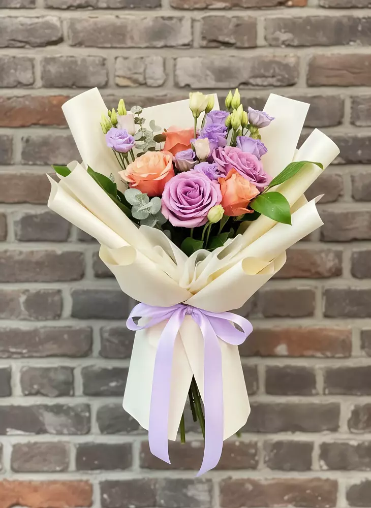 Букет цветов из: Лизиантусы и Розы в Шемордан