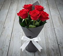 Букет 5 Красных роз Эдлесс Лав в Шемордан