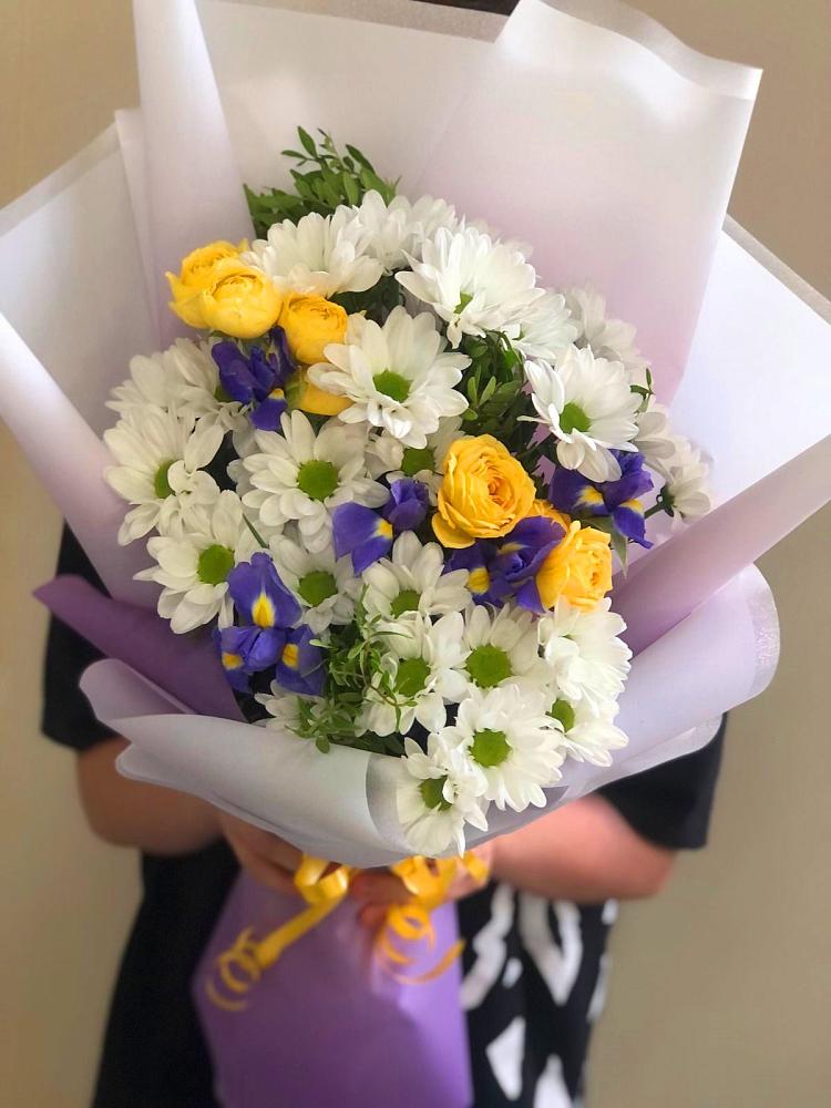 Букет цветов из: Ирисы, Хризантемы и Розы в Шемордан