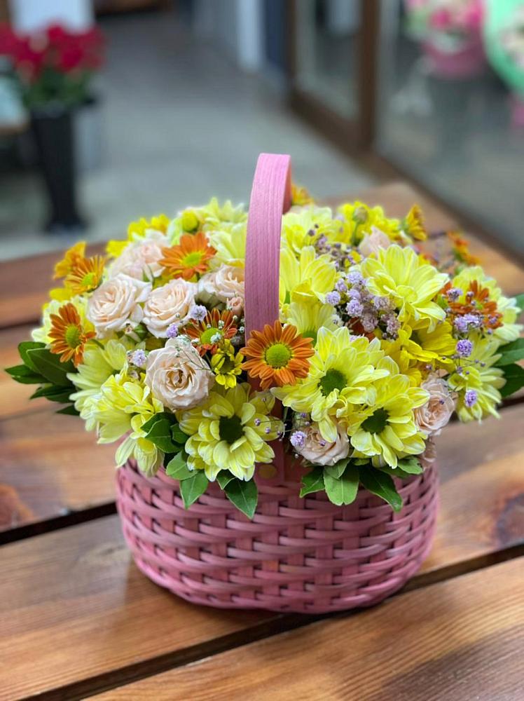 Цветочная композиция из Хризантемы и Розы в корзине в Шемордан