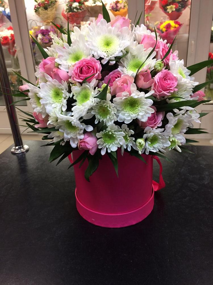 Цветочная композиция из Розы и Хризантемы в шляпной коробке в Шемордан