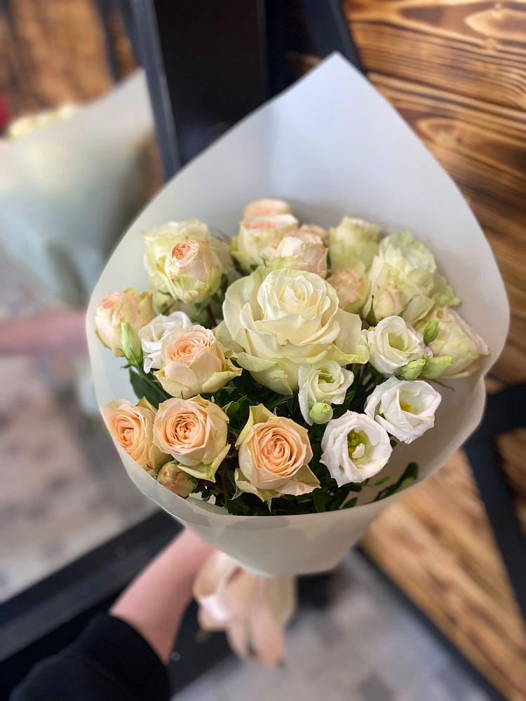 Букет цветов из: Розы и Лизиантусы в Шемордан